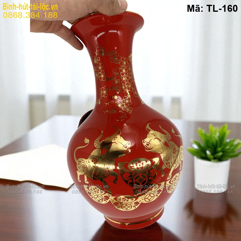 Nghệ nhân vẽ bình hút tài lộc Bát Tràng thủ công