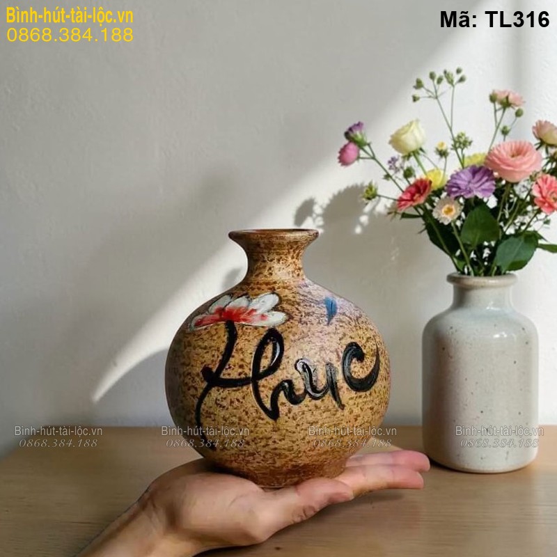 Lựa chọn bình gốm với màu sắc hài hòa, trang nhã