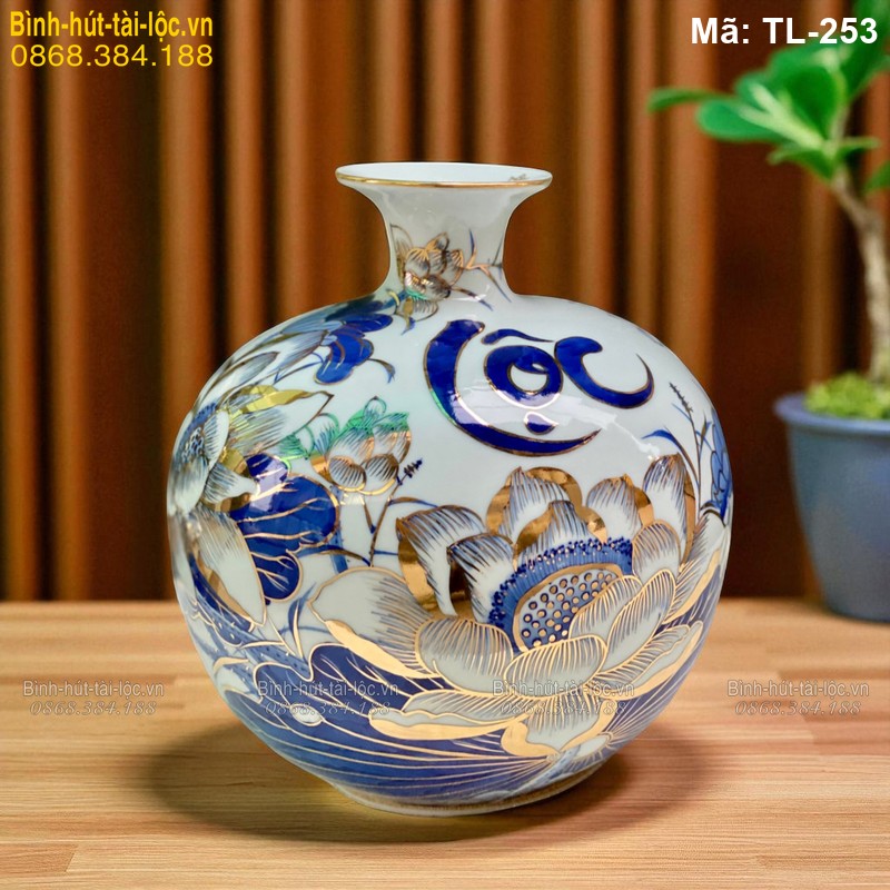 Bình hút lộc vẽ vàng đặt trong không gian phòng làm việc